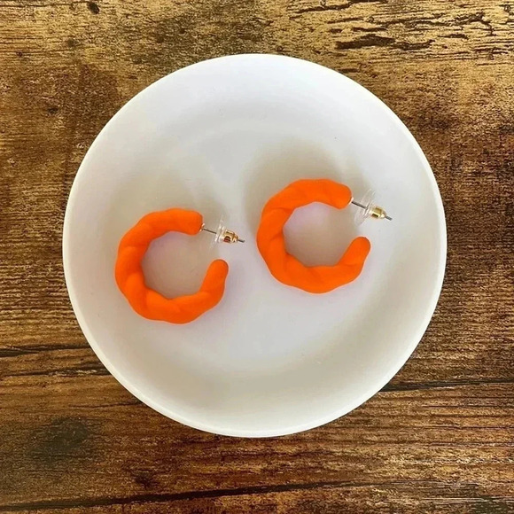 ❤️ NEW 2/$20 or 3/$25 Statement Orange Twist Oversize Acrylic Cuff Earrings - Picture 1 of 5